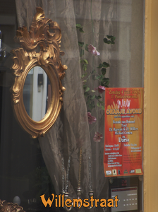 716541 Fotopaneeltje, met een afbeelding van het postertje 'Oranje Avond' in een raam op de Willemstraat te Utrecht. ...